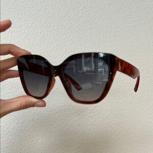 Chic Tortoiseshell Sunglasses